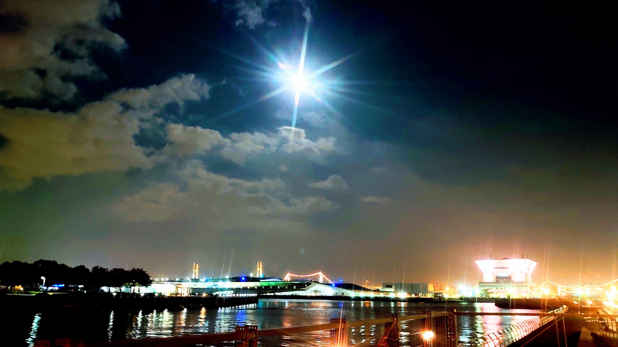 遠くに見える山下公園周辺の夜景