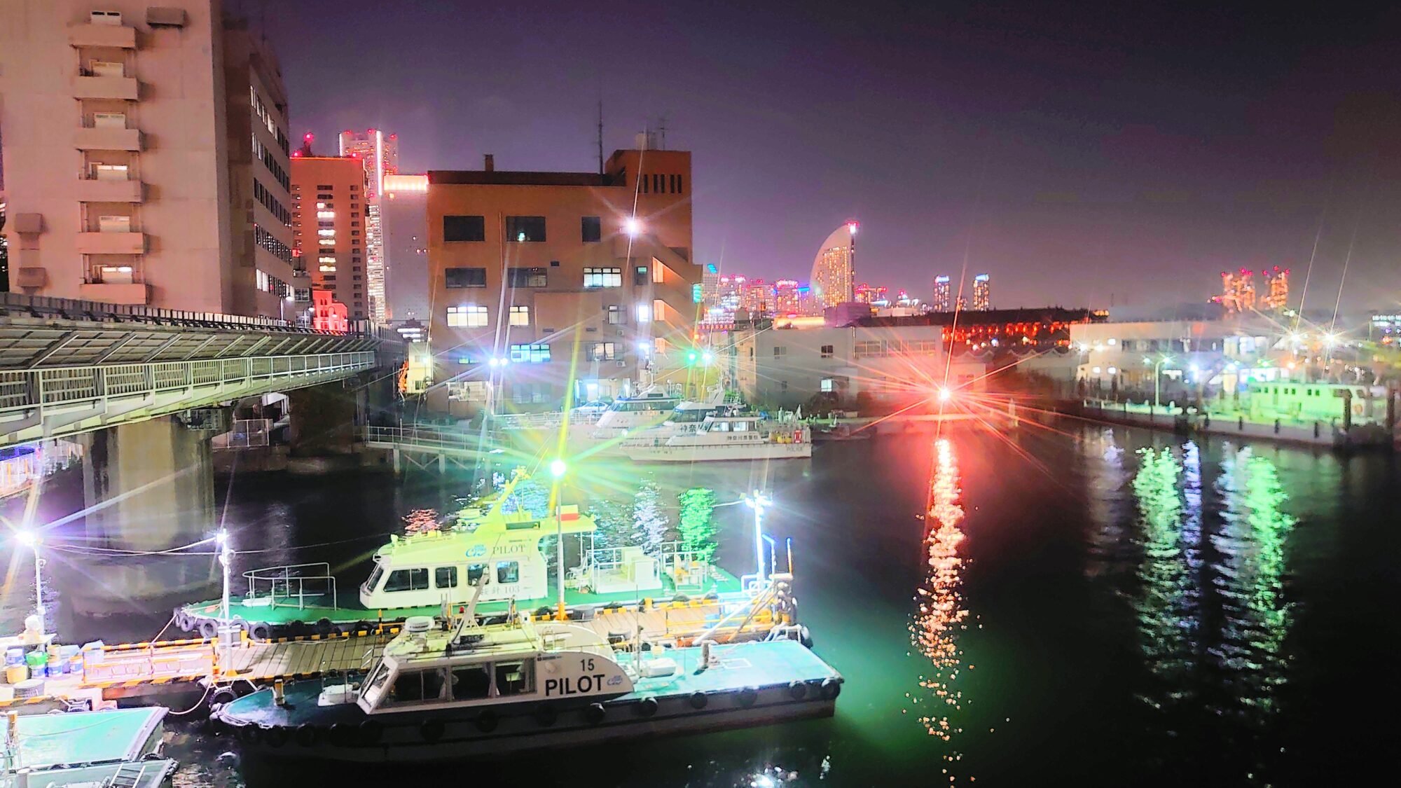 横浜港とみなとみらいの夜景