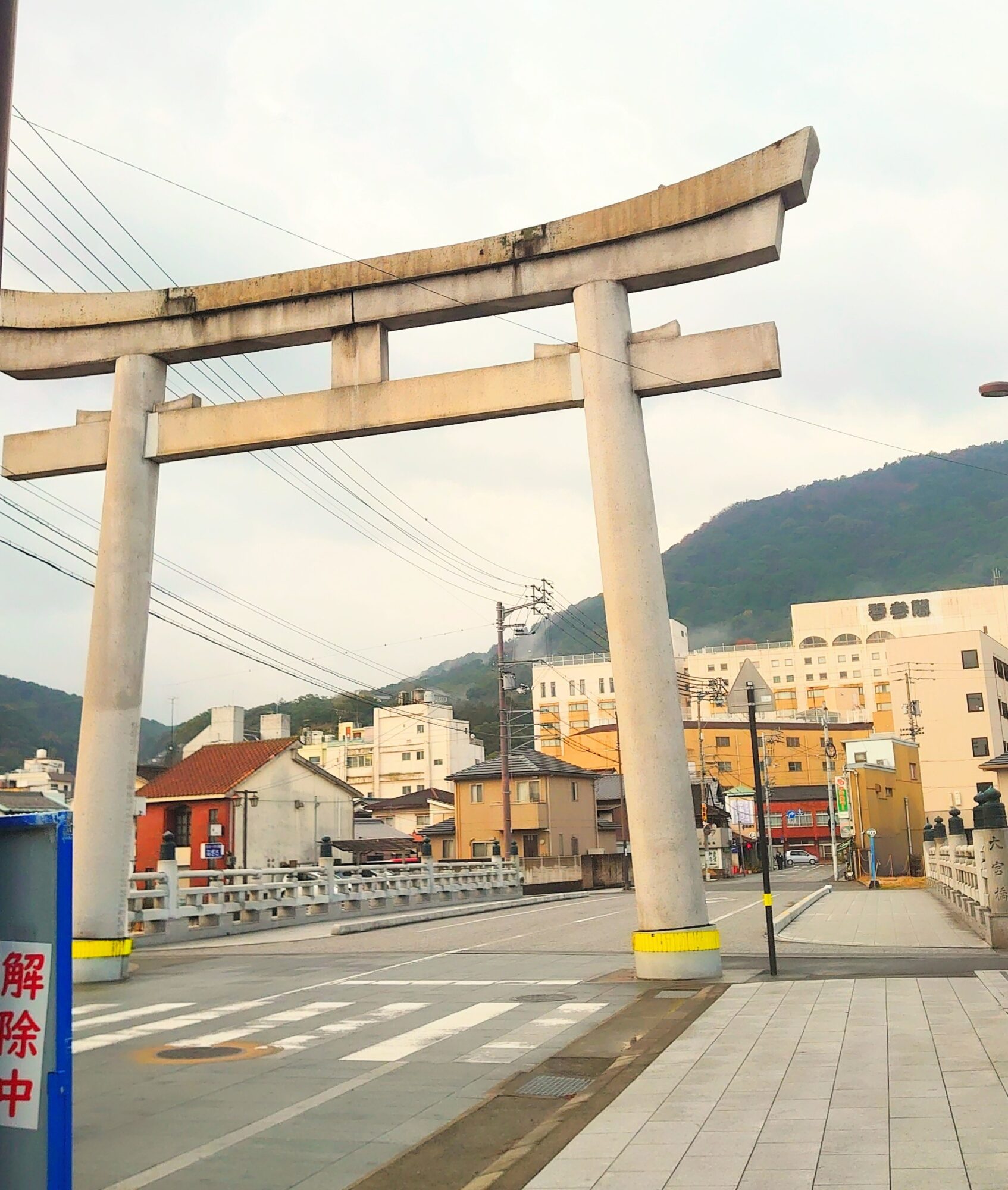 琴平駅前の鳥居