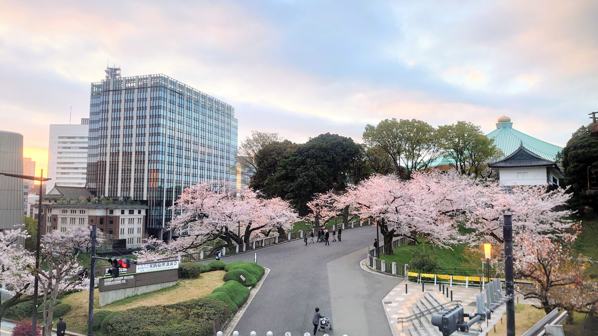 九段下駅前の景色