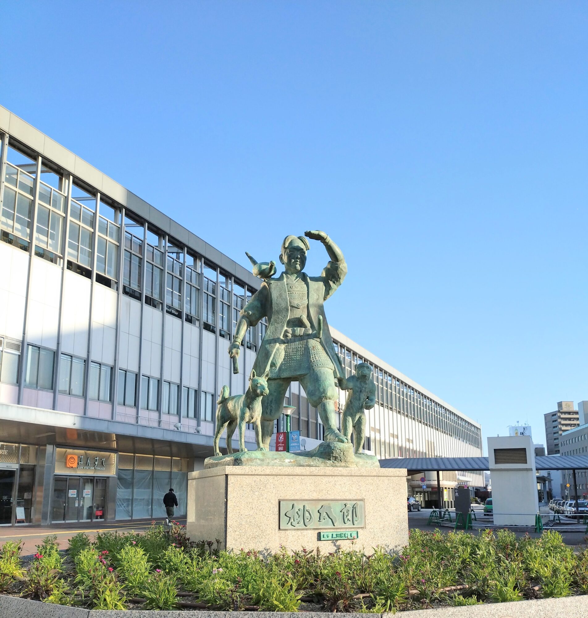 岡山駅の桃太郎像